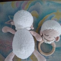 Нов- плетени бебешки играчки- комплект Агънце , снимка 2 - Дрънкалки и чесалки - 44046097