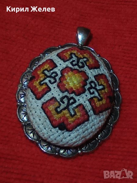 СТАР ПОСРЕБРЕН МЕДАЛЬОН с РЪЧНА ШЕВИЦА ЕТНОГРАФСКИ СТИЛ УНИКАТ МАЙСТОРСКА РЯДКА РАБОТА ПЕНДАНТ 26449, снимка 1