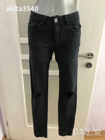 Черни панталони със скъсани колене