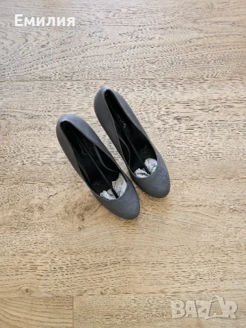 Сиви обувки на ток