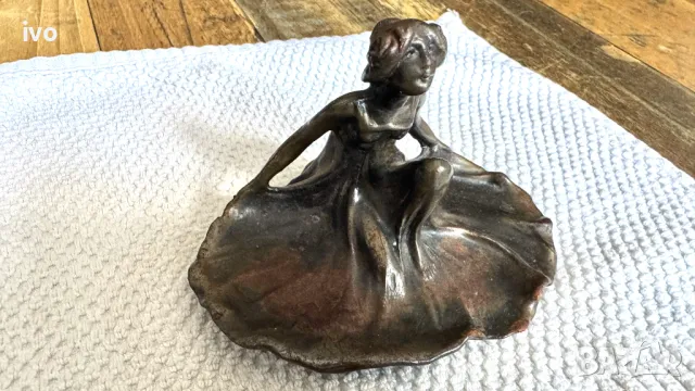 Малка антикварна метална фигура на жена, снимка 2 - Антикварни и старинни предмети - 50114208