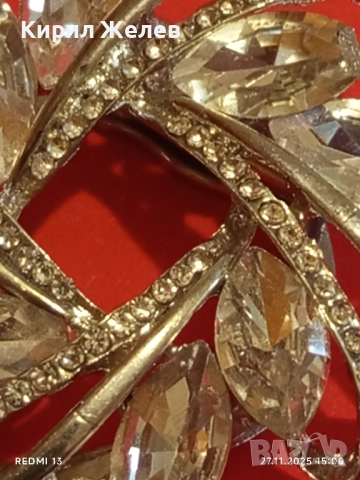 SWAROVSKI брошка прелестно кристално цвете с изящни триизмерни бели камъни 52236, снимка 4 - Други - 52562330