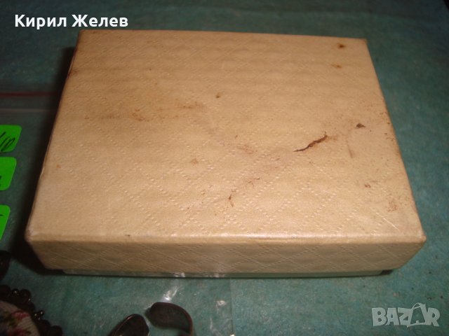 СТАРИ ПОСРЕБРЕНИ АРТ ДЕКО МЕДАЛЬОН и ПРЪСТЕН с РЪЧНА БРОДЕРИЯ в КУТИЙКА ВИНТИДЖ РЕТРО БИЖУТА 22415, снимка 9 - Бижутерийни комплекти - 35574355