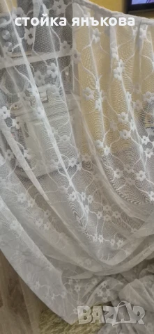 Продавам бяло перде с орнаменти цветя