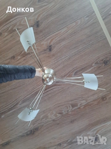 Продавам троен полилей работещ с крушки G9. 