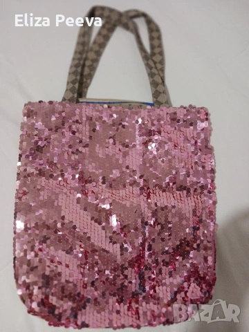 Чанта с паети в розов цвят.
