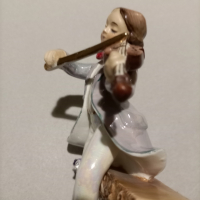 Много красива-рядка Винтаж,Викторианска ретро фигурка, Седнал млад мъж свирещ на цигулка , снимка 16 - Колекции - 44884913