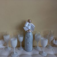 Булчински комплект -бутилка ,  6 чаши и гълъбчета, снимка 1 - Декорация за дома - 38404409