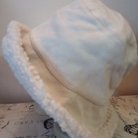 Кокетна зимна шапка с периферия Крема, снимка 3 - Шапки - 39041990