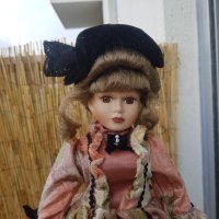 Порцеланова кукла със стойка , снимка 6 - Кукли - 43422215