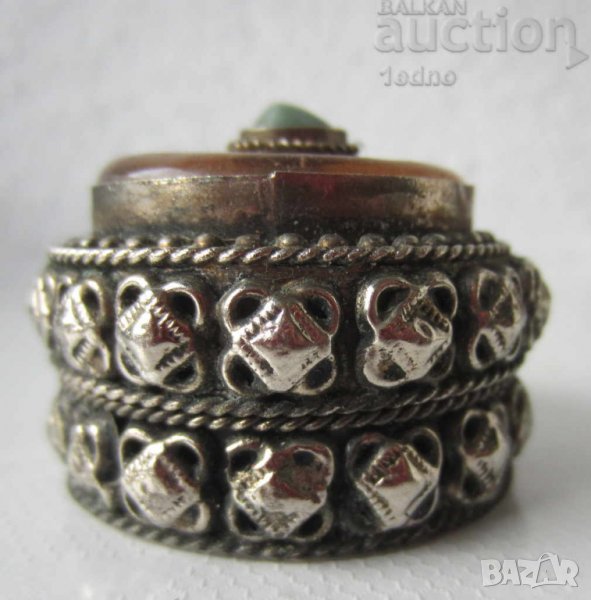 Малки кутийки: Метална кутийка със зелен камък, стара и друга, снимка 1