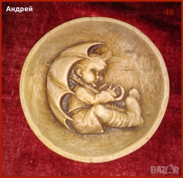 Релефно керамично кръгло украшение изобразяващо дете с чадър, снимка 1