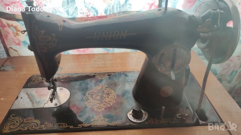 Продавам руска шевна машина шкаф, снимка 1