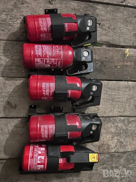 Пожарогасител немски със стойка и кутия за МПС от Мерцедеси Gloria & Jockel, снимка 1