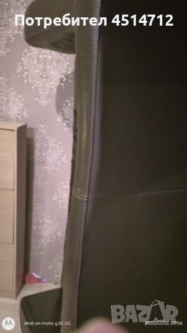 Бутиков диван Кожен,седящата част има олющвания и е хубаво да се претапицира,останалото е перфектно