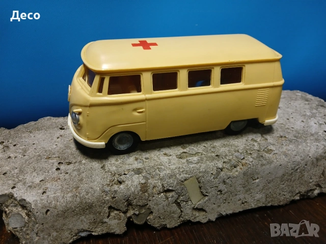 Стара унгарска играчка микробус.