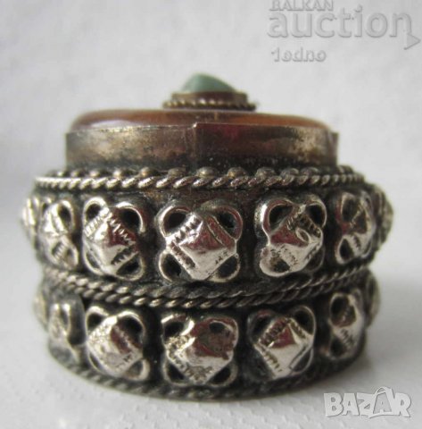 Малки кутийки: Метална кутийка със зелен камък, стара и друга, снимка 1