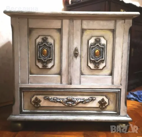 Антикварен бюфет изцяло ръчно декориран, снимка 1