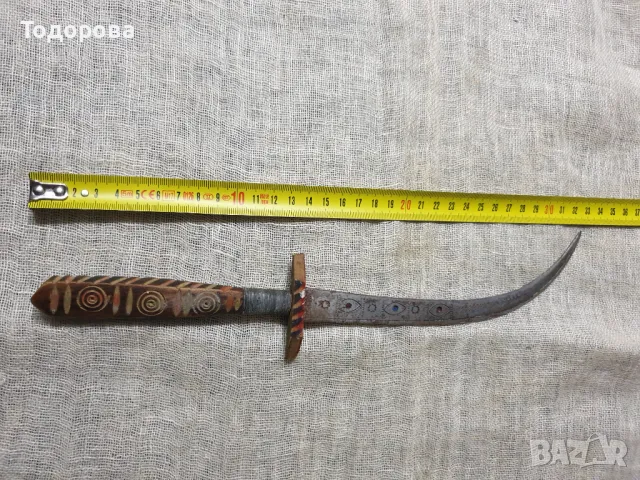Старинен ритуален кинжал.Дръжка от екзотична дървесина и извито острие с орнаменти, снимка 5 - Антикварни и старинни предмети - 48179021