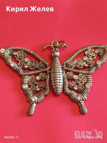МЕДАЛЬОН с ФОРМА на ПЕПЕРУДА 🦋 в РЕТРО СТИЛ УКРАСЕН с МАЛКИ КРИСТАЛИ 51247, снимка 2 - Колиета, медальони, синджири - 52501942