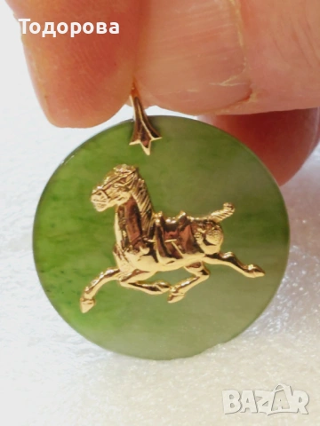 Златен медальон(инкрустиран златен кон върху зелен жаид) злато 14 карата, снимка 4 - Колиета, медальони, синджири - 53395699