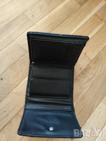 Черно портмоне Guess. Има забележки, снимани са. Затова е на тази цена., снимка 6 - Портфейли, портмонета - 50893578