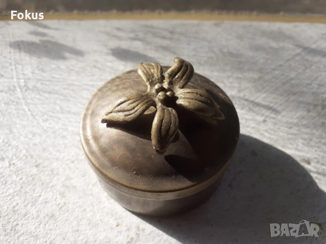 Малка бронзова кутийка