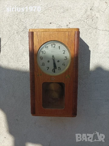 стар полски часовник метрон работещ