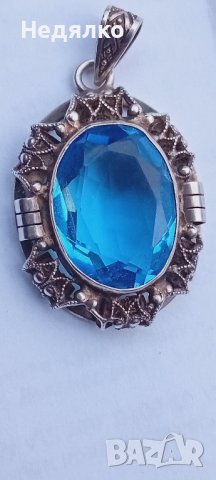 Стара сребърна брошка със син топаз