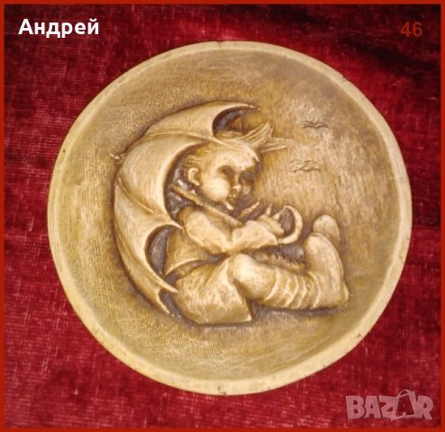 Релефно керамично кръгло украшение изобразяващо дете с чадър