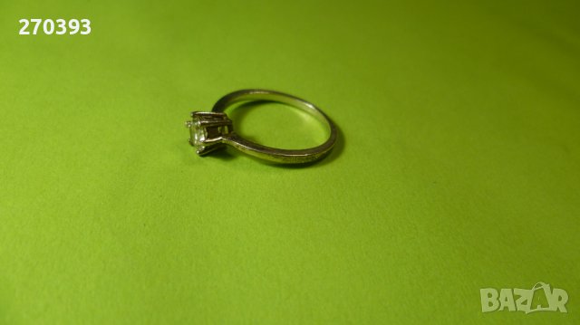 Сребърен пръстен с бял фасетиран кристал - изчистен модел