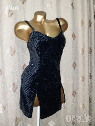 S Черна рокля от плюш с капки имитиращи лак , снимка 2 - Рокли - 50465868