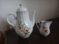 Български порцеланов чайник и латиера, снимка 1 - Сервизи - 33299668