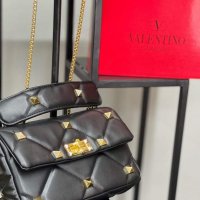 Черна чанта Valentino  код SG62, снимка 1 - Чанти - 36579809