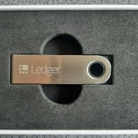 Ledger Nano S - Хардуерен портфейл за Bitcoin и Криптовалути, снимка 2 - USB Flash памети - 40870113