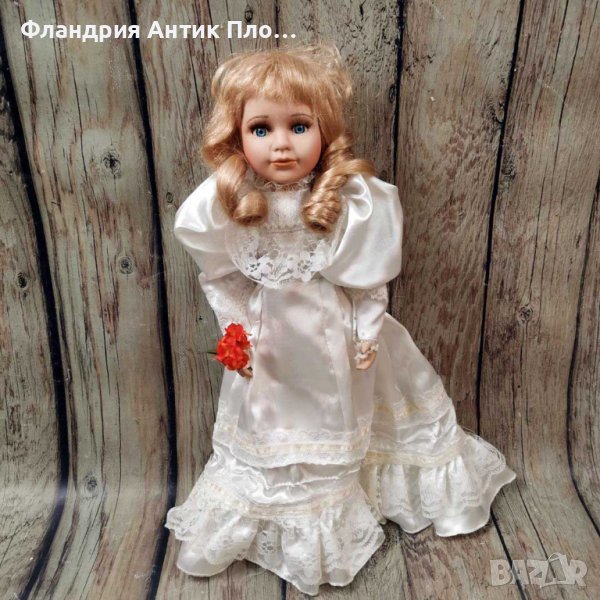 Порцеланова кукла с елегантна рокля, снимка 1