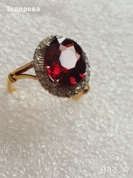 Съвременен дамски златен пръстен 18к с прекрасен гранат и диаманти.Има и сертификат, снимка 1