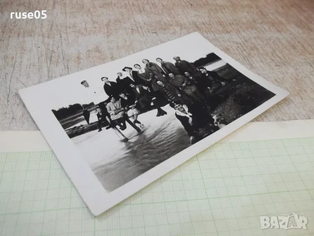 Снимка стара на младежи край реката върху мостче, снимка 3 - Колекции - 47910026