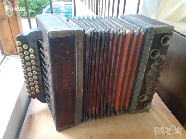 Стар диатоничен акордеон антика дърво кожа седеф каталин