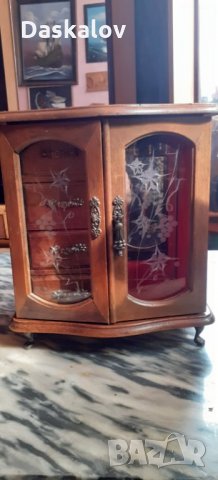 Продавам декоративен дървен бижутерник