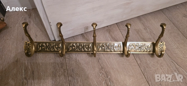 Алуминиева закачалка с красиви декоративни елементи.