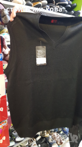 Продавам мъжки черен елек, финно плетиво.