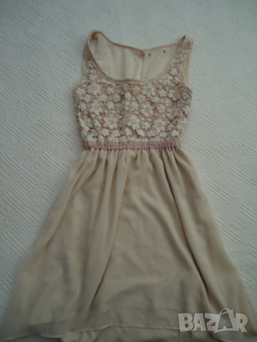 рокля с дантела и тюлен гръб