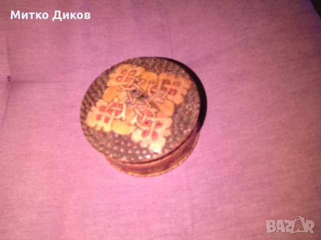 Дървена кутия за бижута от соца и за разни неща фи 74мм и Н -45мм