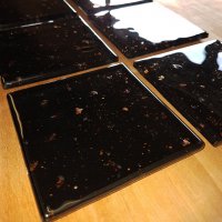 Комплект луксозни подложки за сервиране (coasters) textured glass черни с бронзови люспи, снимка 6 - Аксесоари за кухня - 37005160