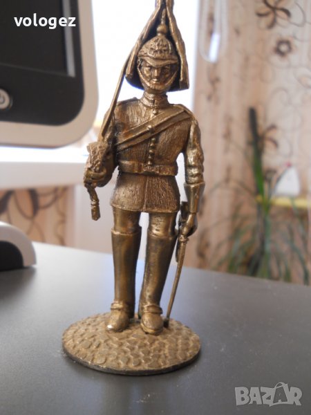 стара бронзова статуетка - войник, снимка 1