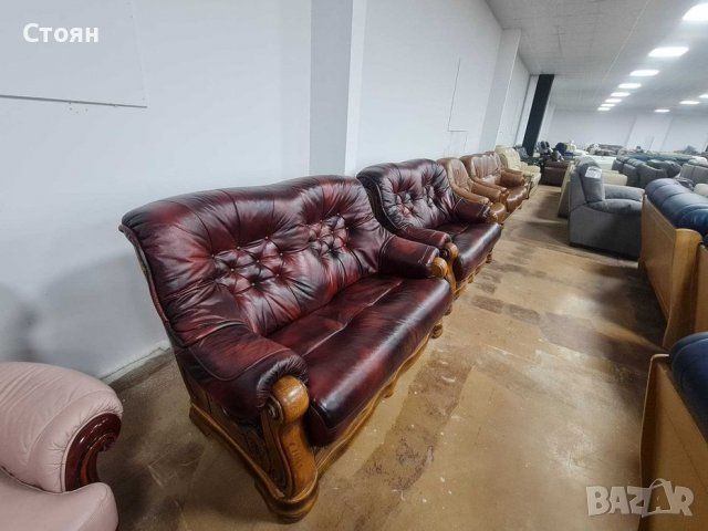 Кожени дивани цвят бордо две двойки с дървен обков, снимка 4 - Дивани и мека мебел - 39945175