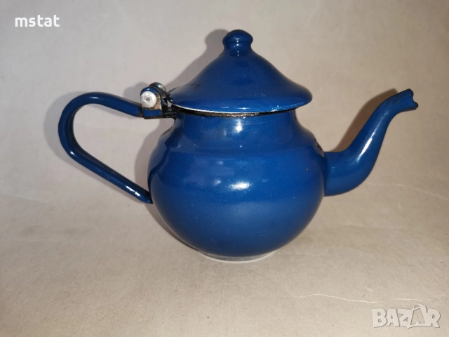 Стар малък емайлиран чайник