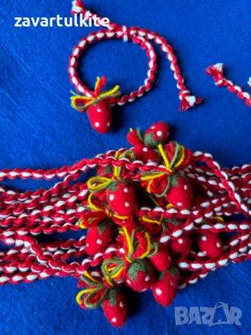 Вълнени мартеници за ръка с ягода, направена с иглоплъстене, снимка 4 - Български сувенири - 48696049