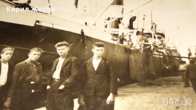 1931г. Гр. БУРГАС Стара СНИМКА - ПОЩЕНСКА КАРТИЧКА за СПОМЕН на 5-ма ДЖЕНТЪЛМЕНИ пред ПАРАХОД 32832 , снимка 10 - Колекции - 38832022